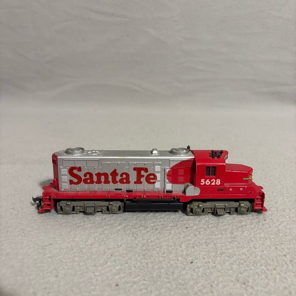 Vtg. Tyco Santa Fe Locomotive Railroad Red and Silver Toy Train No. 5628